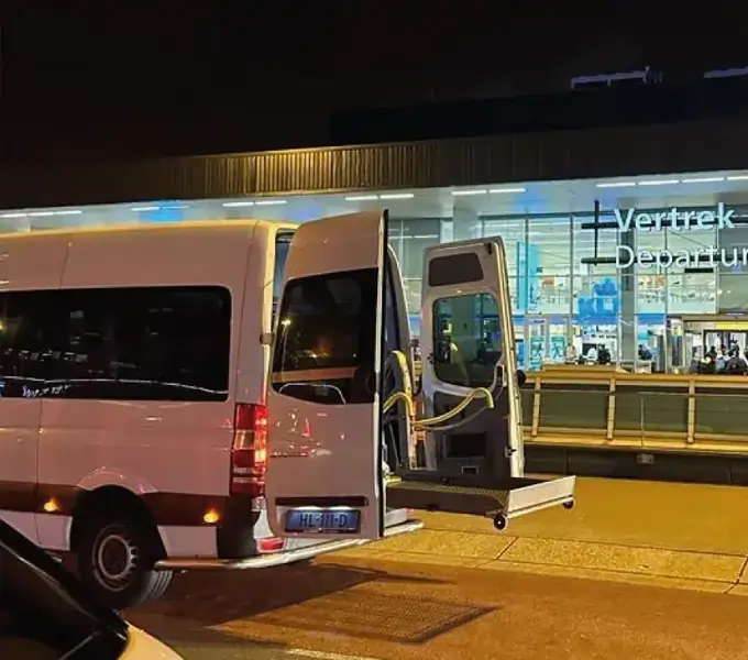 Rolstoelbus bij Schiphol voor reizigers uit Nieuw-Vennep